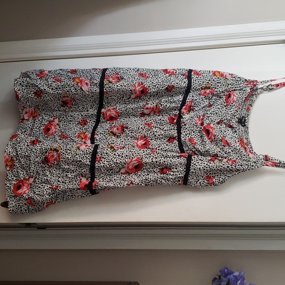 Roses/black and white dress